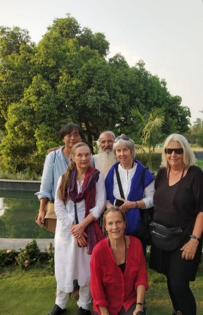 In front of Osho Tree, Bhanwartal Park of Jabalpur - 20181021 (from Sumito)